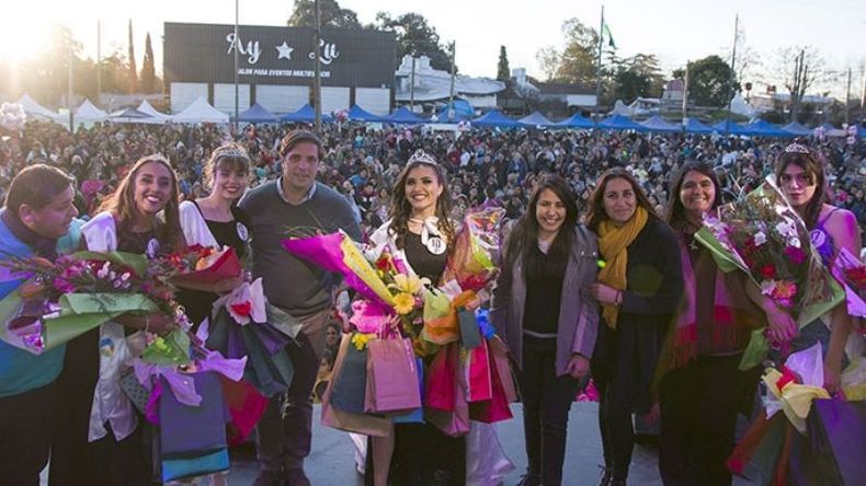 CORONADAS. La nueva reina de Villa Rosa junto a las princesas. .