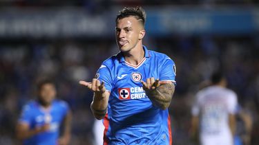 Augusto Lotti celebrando uno de sus goles en Cruz Azul.