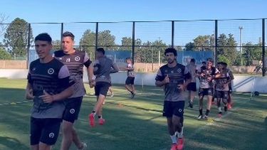 AL TROTE. Los jugadores entrenaron este sábado en el Barraza.