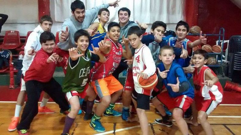 MEMO A LA CALDERA. El receso de la temporada del básquet profesional también tuvo en la Avenida su provecho. Román Rodríguez pasó por La Caldera para visitar su ex club, vio en acción a sus sobrinos que hoy son parte de la cantera del Rojo y se mezcló en los entrenamientos para aportar parte de su experiencia en Estados Unidos como el Federal y TNA..
