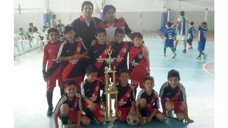 BICAMPEÓN. La 2008 del Club Derqui derrotó 6-2 a Tierras Altas..