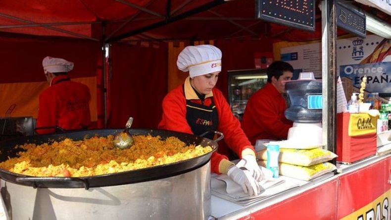 SABORES. Hasta hoy se podrá disfrutar de la feria gastronómica y de artesanías “Sabores del mundo” en la plaza 12 de Octubre. Miles de personas pasaron entre viernes y sábado y, además, algunos comercios del centro se sumaron con descuentosdel 10 %..
