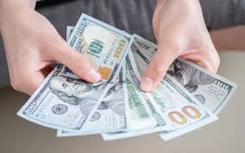 Mirá a cuánto cotiza el dólar blue, el dólar ahorro, el dólar tarjeta y el dólar turista en Argentina, según el promedio del Banco Central.&nbsp;