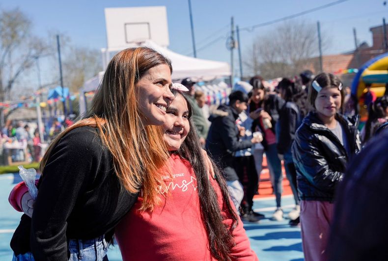 JUEGOS. Soledad Peralta junto a los vecinos en la nueva plaza de San Cayetano.
