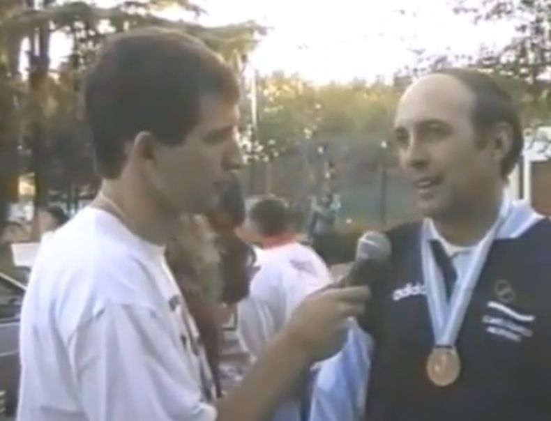 Ricardo Rusticucci entrevistado por un jovencísimo Maximiliano Domenech, tras el gran logro.