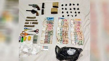 PARA LA VENTA. Drogas y armas incautadas en la casa del acusado..