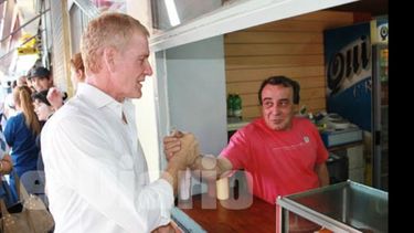 En su recorrido por el centro pilarense, De Narváez saludó a los comerciantes..