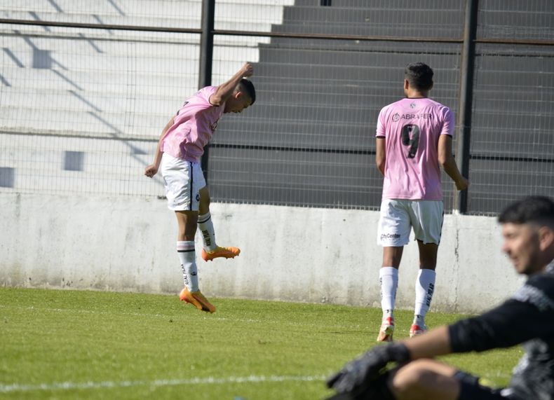 FESTEJO. Santiago Ávila volvió y marcó un golazo. Fue el segundo de Real Pilar.&nbsp;&nbsp;