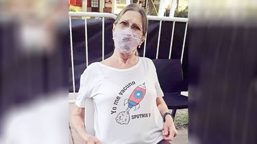 SPUTNIK. Una mujer con la remera en referencia a la vacuna que recibió en el C. C. F...