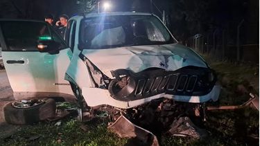 La camioneta sufrió importantes daños producto del violento choque.&nbsp;