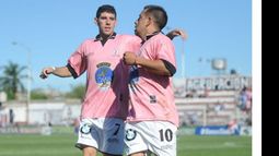 (Heva). Mariano Puch llega para felicitar a Leo Ruiz que acaba de marcar el 2º tras una gran jugada..