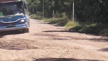Colectivo de la línea 520 intentando sortear la calle Patricios.