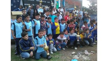 PREMIADOS. Los chicos de diferentes equipos posan con sus trofeos..