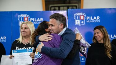 ABRAZO. Achával acompaño a un grupo de mujeres que recibió su diploma en el marco del programa Banco de Herramientas.