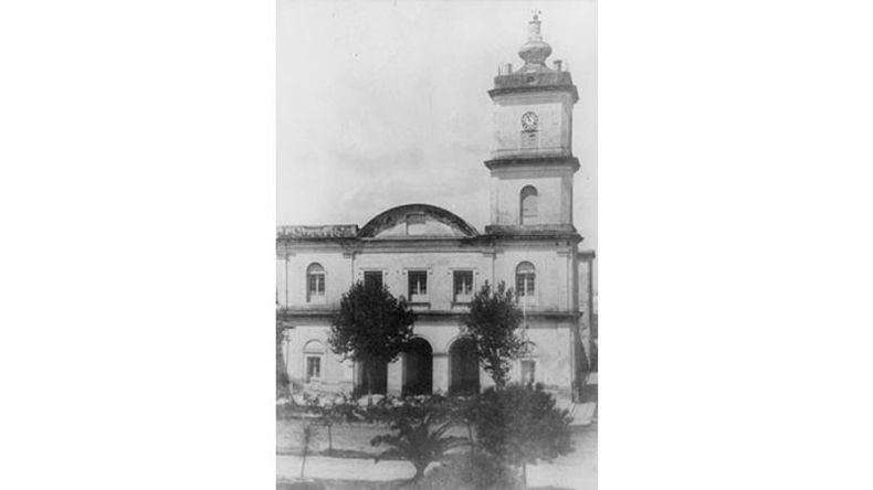 Imagen de la Parroquia Nuestra Señora del Pilar en el año 1919. Al año siguiente se le agregó la segunda torre, además de modificar el estilo arquitectónico de su frente. .