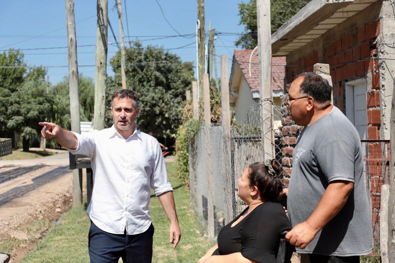 ASFALTOS. En su recorrida, Federico Achával dialogó con los vecinos.