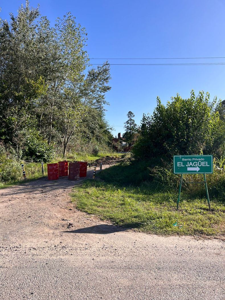 La calle que fue bloqueada por los supuestos propietarios y que funcionaba como principal acceso al barrio.&nbsp;