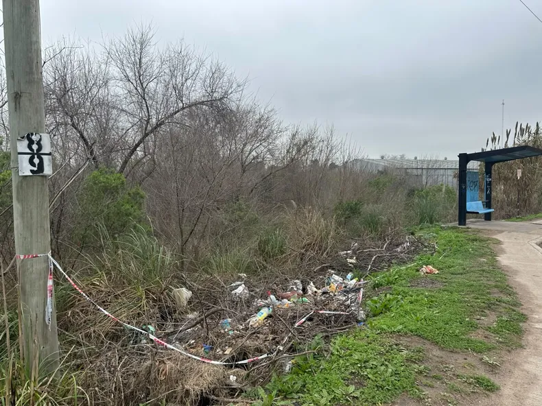 LUGAR DEL HALLAZGO. Milagros Naomi Cabrera fue encontrada sin vida en un descampado de Ruta 25 y Rawson, Villa Rosa.