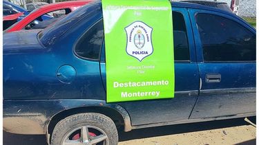 ATAQUE. El auto en el que se desplazaban los detenidos..