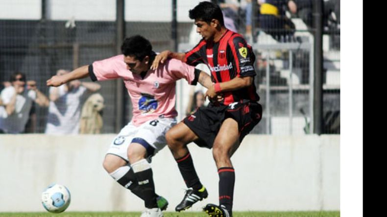 (Heva). Silva cuida la pelota ante Monge. El volante intentó robar y armar el juego en el medio..