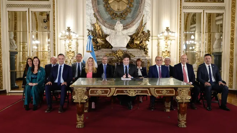 ANUNCIO. El gobierno en plano celebró el nuevo acuerdo con el FMI.