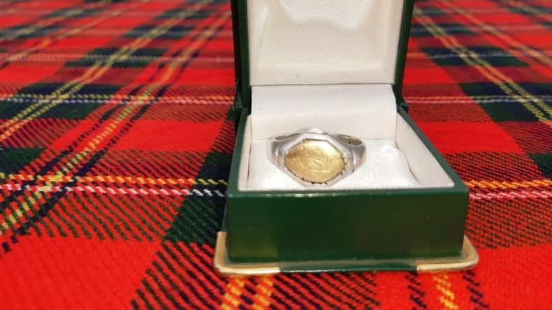 El anillo fue hallado con un detector de metales..