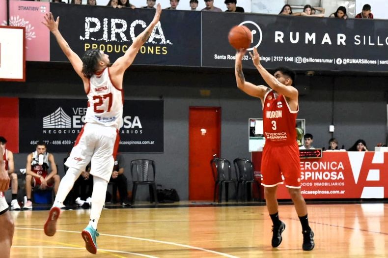 Sportivo Pilar visitó a Morón y no pudo sostener una buena ventaja obtenida en el primer tiempo.