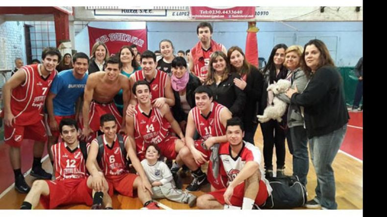 HASTA LA PRÓXIMA. El equipo del Rojo por última vez con la camiseta de Sportivo..