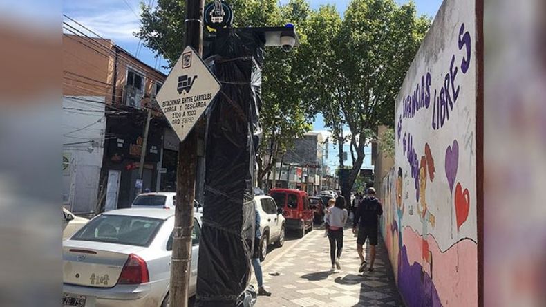 CALLE SAN MARTÍN. Ya se colocaron las columnas para las paradas..