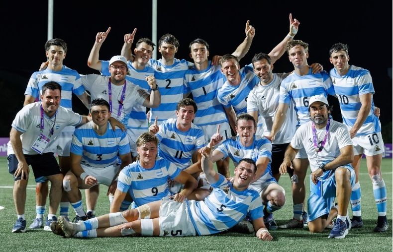 El seleccionado argentino con Manuel Domnanovich (numero 1) celebrando en Asunción 2025.