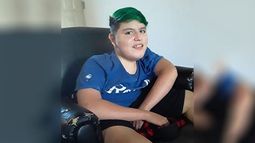 Mirko Iglesias tiene 15 años. Es de Manuel Alberti. Padece de distrofia muscular de Duchenne, una enfermedad degenerativa muscular. La consecuente cuadriparesia y escoliosis agravada por su postura, le está afectando un pulmón. Necesita con urgencia que IOMA le brinde una silla postural motorizada con almohadón de flotación. Es urgente. Celular del papá, Diego,11-5115-4249. Rotary Club Manuel Alberti..