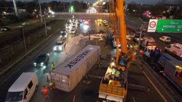 El camión quedó tendido sobre ambas manos de la Panamericana.