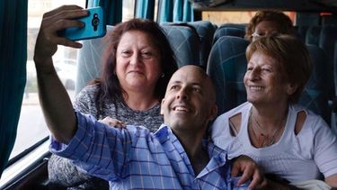 SELFIE. El intendente, con jubilados rumbo a Tecnópolis. .