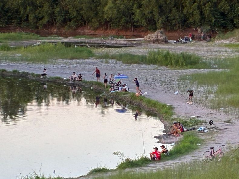La playita de El Petrel convoca a numerosos pescadores, grupos de amigos y familias los fines de semana.