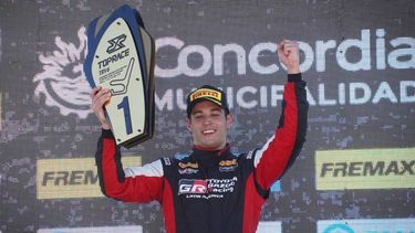 PREMIO. Azar es pura felicidad tras la gran victoria en Concordia. &nbsp; 