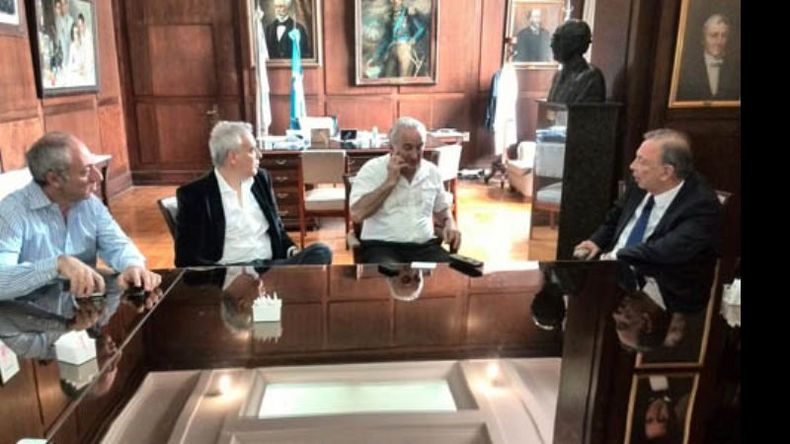SELLADO. Zúccaro y Provenzano firmaron el convenio para que Pilar tenga residentes..