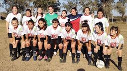 LÍDERES. Las chicas de Gauchitos Pilarica que mandan en el torneo..
