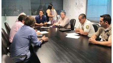 A LA MESA. Neuspiller, con autoridades del country. .