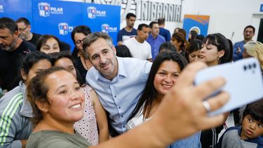 FOTO CON LOS VECINOS. Achával realizó el anuncio ante frentistas de los tres barrios.
