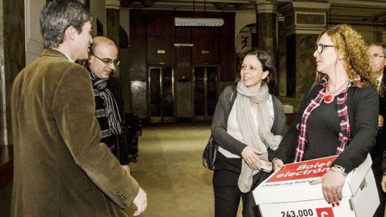 PEDIDO. Adrián Pérez recibe las firmas reunidas por vecinos..