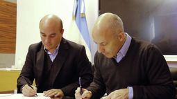 Firma. El secretario de Simplificación Productiva de la Nación y el intendente Nicolás Ducoté en la firma del convenio. .