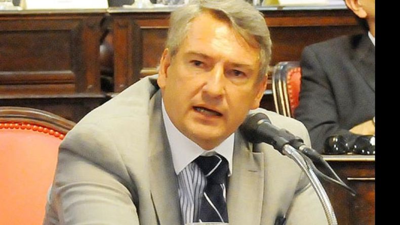 BIENVENIDA. D’Onofrio espera a sus pares con los tapones de punta..