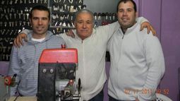 NEGOCIOS DE FAMILIA. Pablo, Jorge y Diego Lorge en la cerrajería..