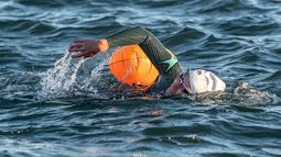 Lorena Fernández nadando en el Estrecho de Magallanes. Ya había estado en el Canal de Beagle. Lorena Fernández nadando en el Estrecho de Magallanes. Ya había estado en el Canal de Beagle.