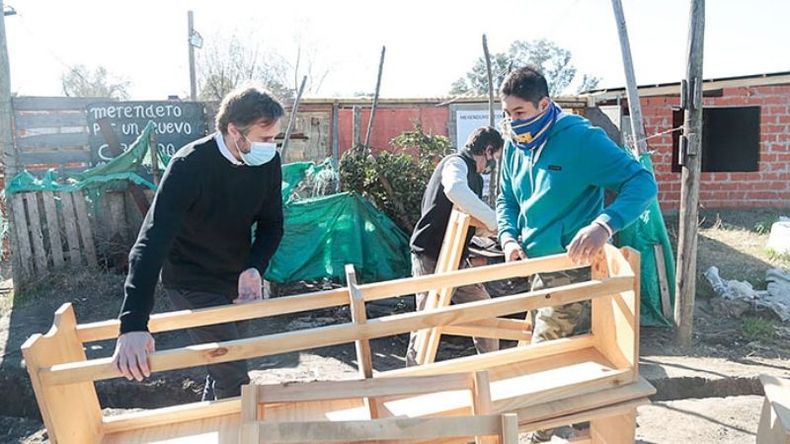 AYUDA. Achával entregó muebles en un comedor de Derqui. .