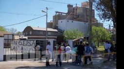 Los manifestantes reclamaron frente a la planta..