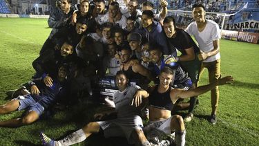 CHEQUE. Los jugadores posan con el premio de $670.000 por atravesar el primer cruce. .