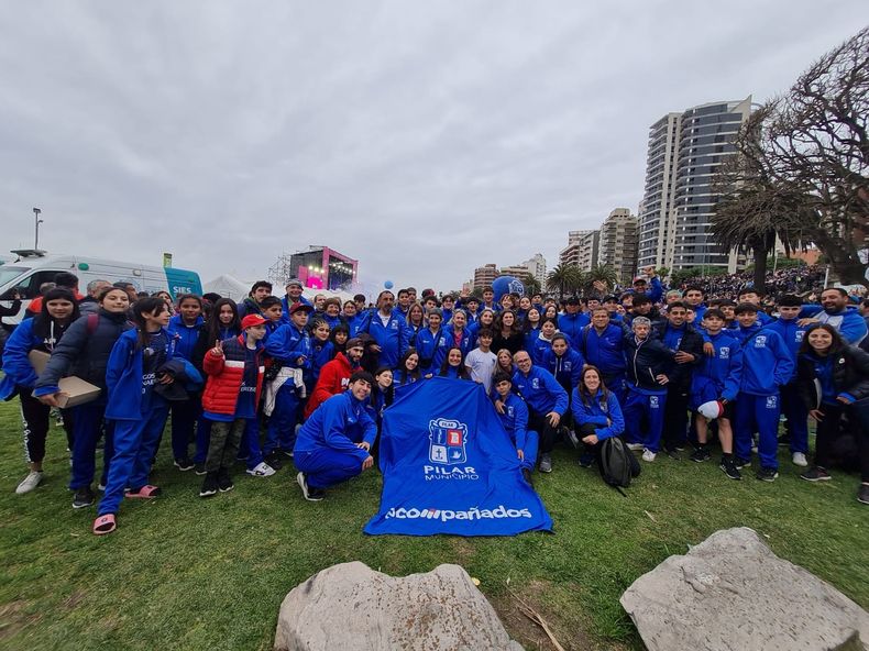 Parte de la delegación pilarense durante la apertura oficial de los Juegos Bonaerenses en Mar del Plata.&nbsp;