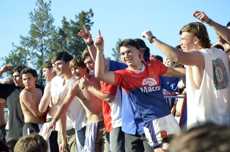 Los jugadores de Deportiva Francesa se mezclaron con sus hinchas en el festejo del clásico.