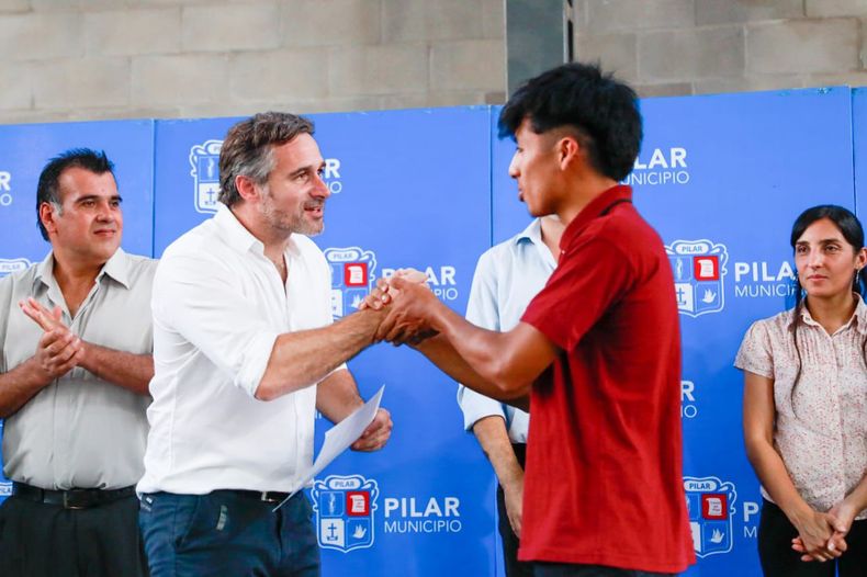 EGRESADOS. Achával entregó diplomas a los alumnos. Este año son 8.000 los egresados.&nbsp;